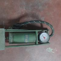 Pompa a pedale con manometro per pneumatici