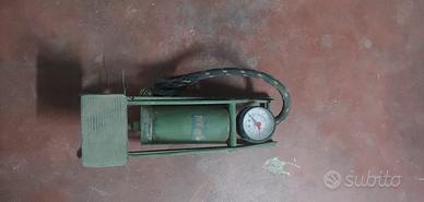 Pompa a pedale con manometro per pneumatici