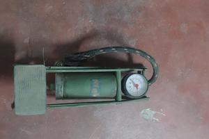 Pompa a pedale con manometro per pneumatici