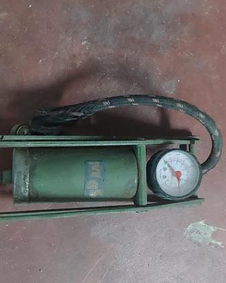 Pompa a pedale con manometro per pneumatici