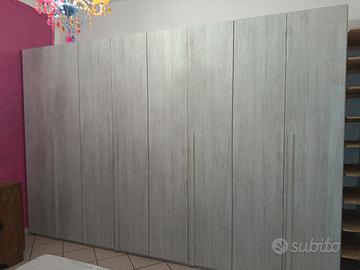 armadio 8 ante in legno chiaro