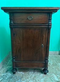 Comodino in legno