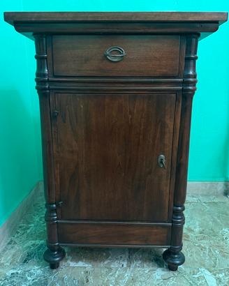 Comodino in legno