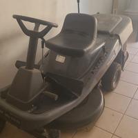 Trattorino taglia erba