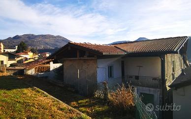 Porzione di casa da ristrutturare con giardino