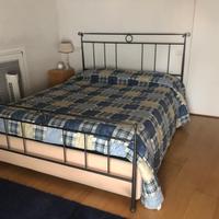 Letto matrimoniale in ferro con cassone