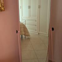 Specchio con piedistallo.