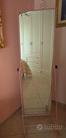 Specchio con piedistallo.