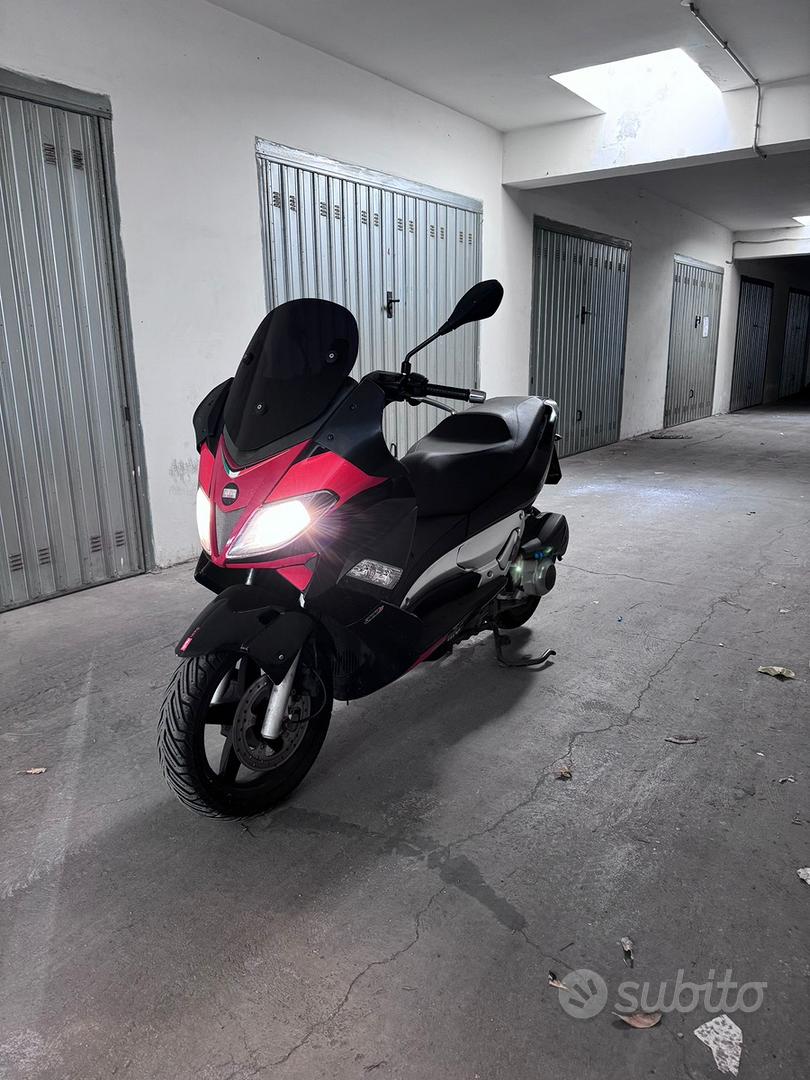 Sr Max 300 Scooter Aprilia 300 Usato Aprilia Sr Max 300 2013 Moto
