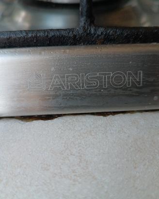 Piano cottura Ariston.