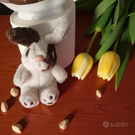 Coniglio di peluche bianco e marrone