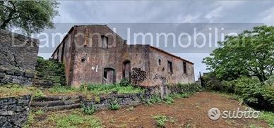 Antico casale con terreno a Piedimonte Etneo