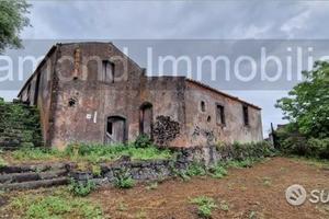 Antico casale con terreno a Piedimonte Etneo