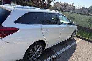 Toyota Auris SW 1.6 Diesel Euro 6 Lounge full