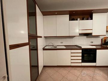 cucina completa di elettrodomestici