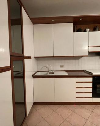 cucina completa di elettrodomestici