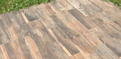Piastrelle esterno gres porcellanato color legno