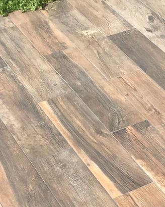 Piastrelle esterno gres porcellanato color legno