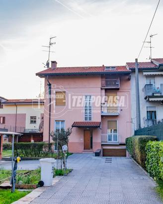 SOLUZIONE UNICA SENZA SPESE COMPOSTA DA DUE APPART