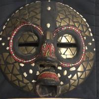 Maschera africana rotonda