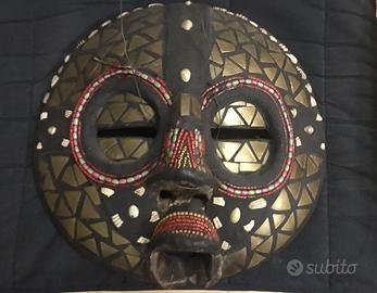 Maschera africana rotonda