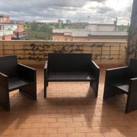 una poltrona più due sedie per giardino