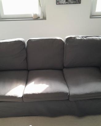 Divano ektorp con copertura grigia