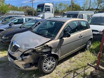 Lancia Ypsilon incidentata