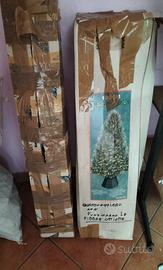 2 alberi di natale e relativi addobbi