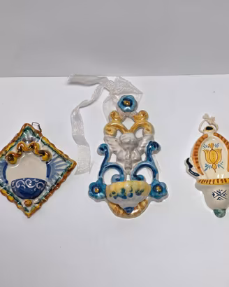 Lotto di Acquasantiere Decorative in Maiolica