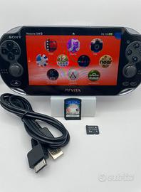 PS Vita PCH-1104 + Assassin's Creed III +Accessori
