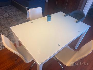 Tavolo in vetro allungabile