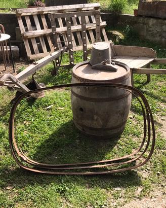 Oggetti contadini carriola botte aratro