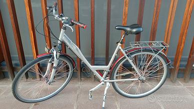 Fedele e pratica bicicletta da donna inconfondibil