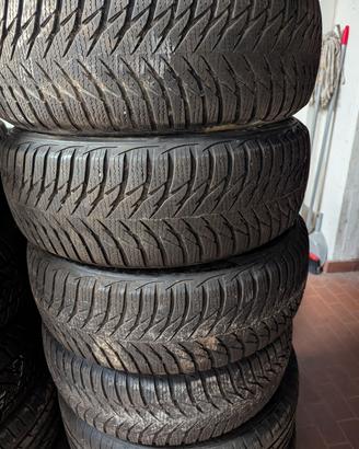 4 pneumatici invernali goodyear 185 60 R 15