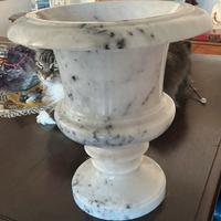 Vaso antico in marmo biano