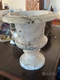 Vaso antico in marmo biano