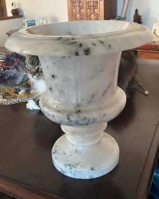 Vaso antico in marmo biano