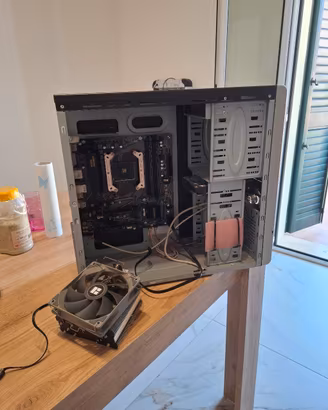 Case + scheda madre + hard disk + dissipatore
