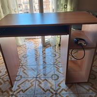 Scrivania da PC con ripiano tastiera estraibile 