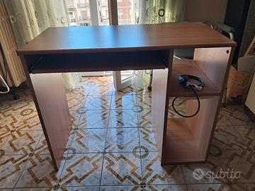 Scrivania da PC con ripiano tastiera estraibile 