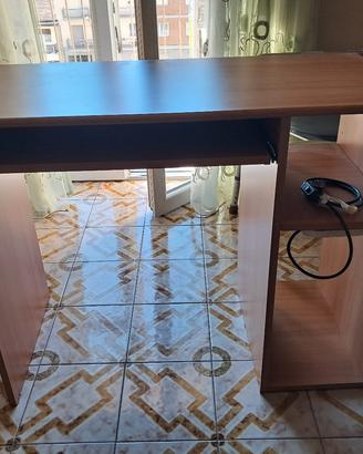 Scrivania da PC con ripiano tastiera estraibile 