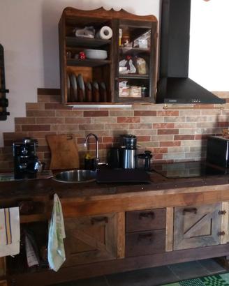 Cucina lineare +pensile piattaia in legno sumisura