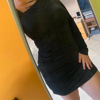 abito nero con arricciatura su tutto il corpo