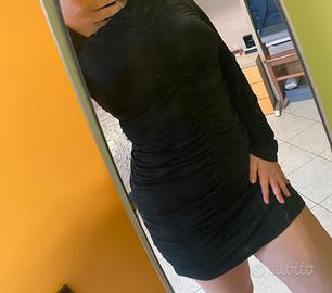 abito nero con arricciatura su tutto il corpo