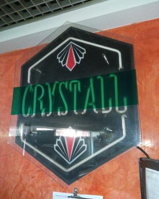 Insegna luminosa e specchio