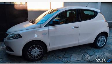 Lancia ypsilon  5 porte color  crema