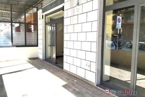 Contesse, ampio locale commerciale su strada, 120