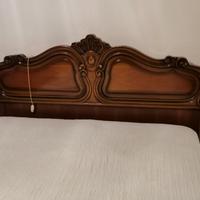 camera da letto in noce finemente lavorata 