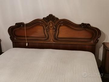 camera da letto in noce finemente lavorata 